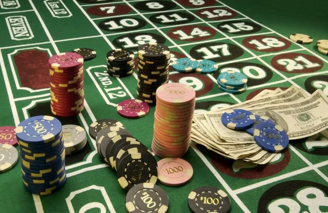 Antarmuka Lucky Twins di aplikasi pt.togel menampilkan meja permainan dealer langsung dengan kartu dan statistik